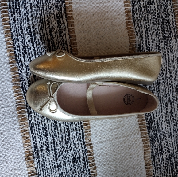 3 /$25 Adorable golden shoes - Picture 2 of 3